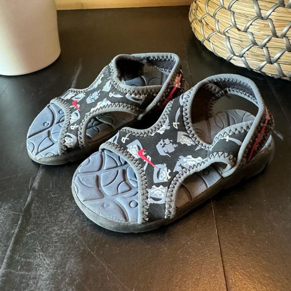 NIKE Black & Grey Pirate Ship Slip-on Sandals - Size 5C - Picture 3 of 11